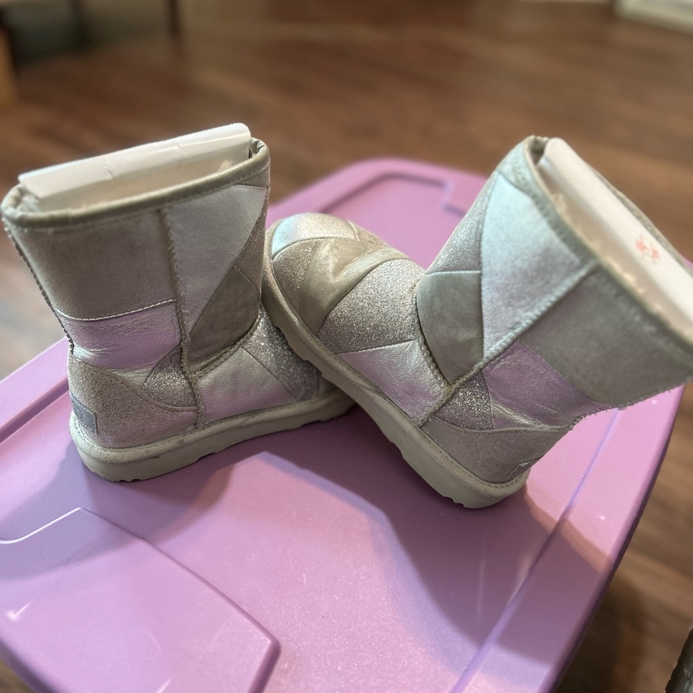 Silver patchwork -UGG KIDS CLASSIC SHORT II PATCHWORK - Picture 6 of 6